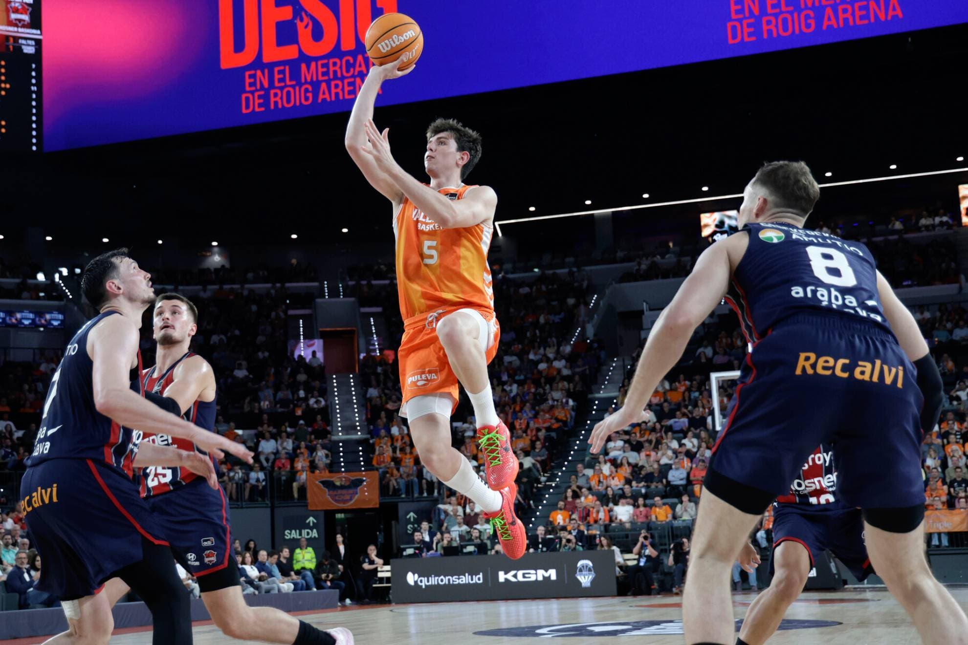Los campeones Knicks no quitan ojo a Sergio De Larrea